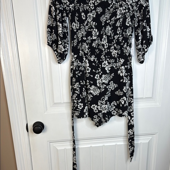 Premier Amour Women's Black And White Floral Off The Shoulder Romper Sz 6 - Picture 10 of 11